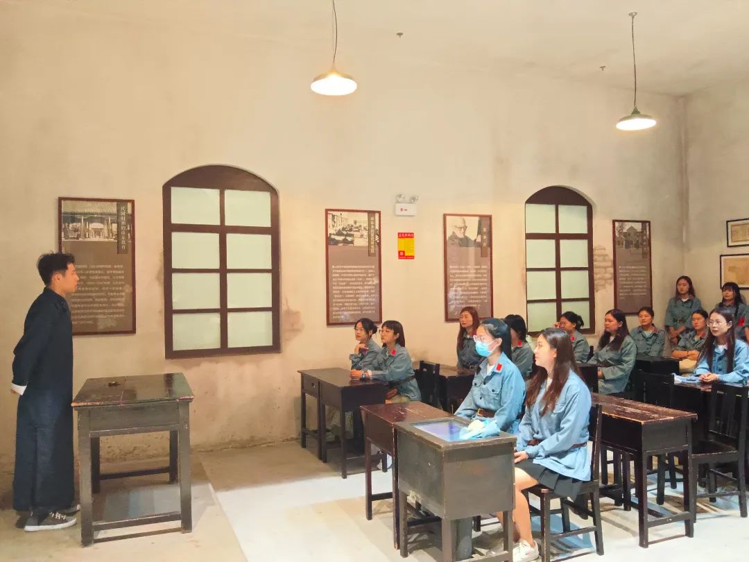 2层观看表演1.jpg 图片